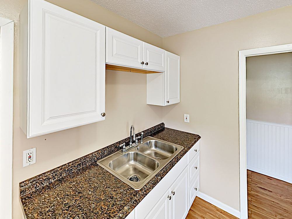 555 N Midland St - Photo 3 of 8