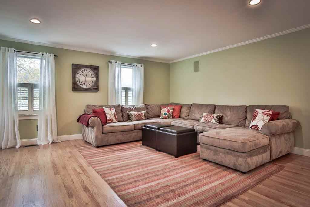 14 Pleasant St - Photo 3 of 30