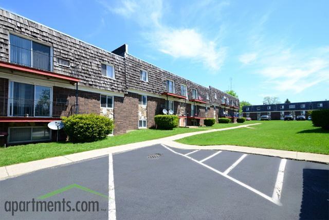 Buckingham Square Apartments - Photo 2 of 9