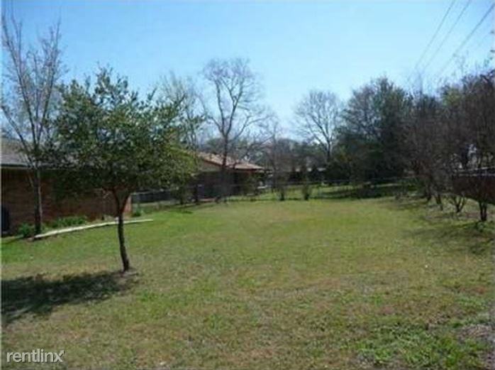 1304 Laura Ln - Photo 2 of 7