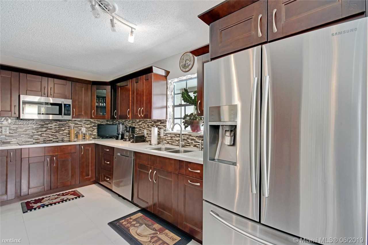 6452 Custer St - Photo 3 of 20