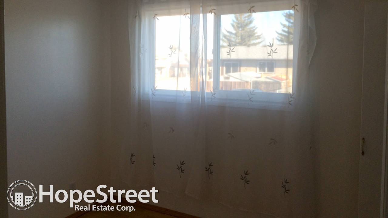 556 Queensland Pl SE - Photo 3 of 5