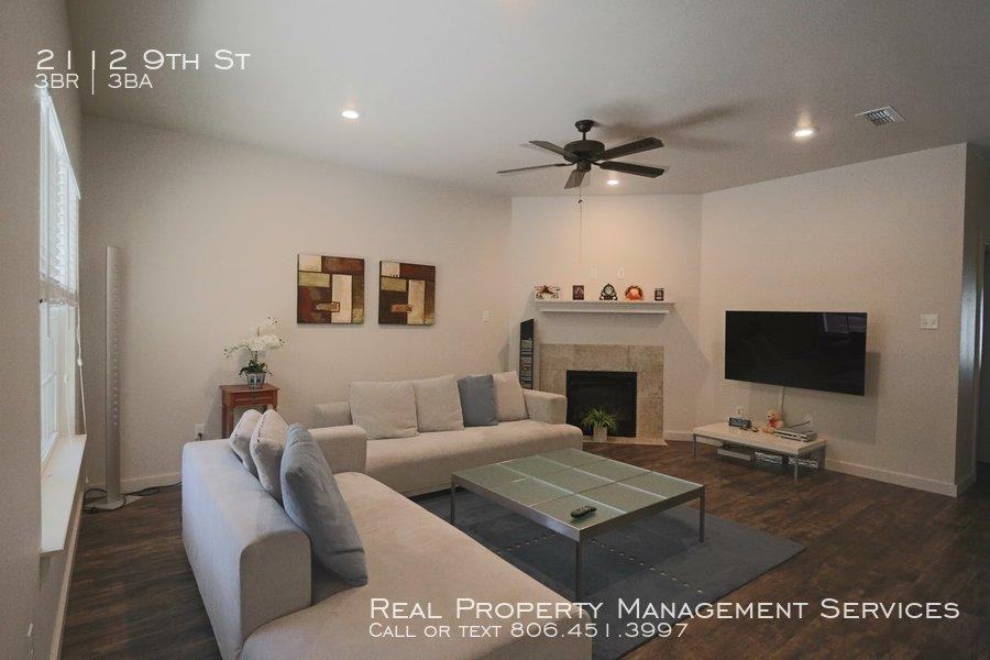 2112 9th St - Photo 3 of 9