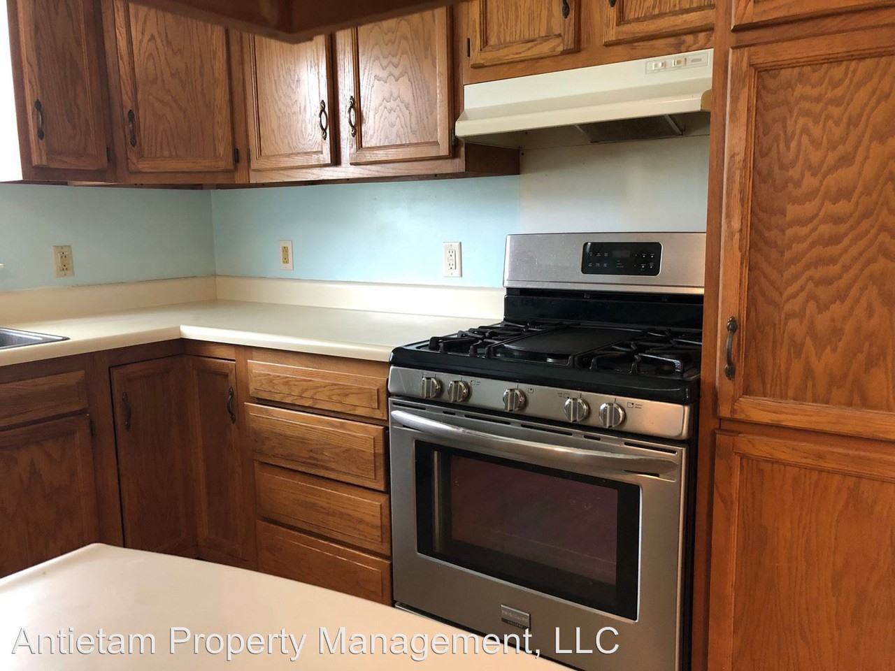 1056 Hampton Cir - Photo 2 of 15