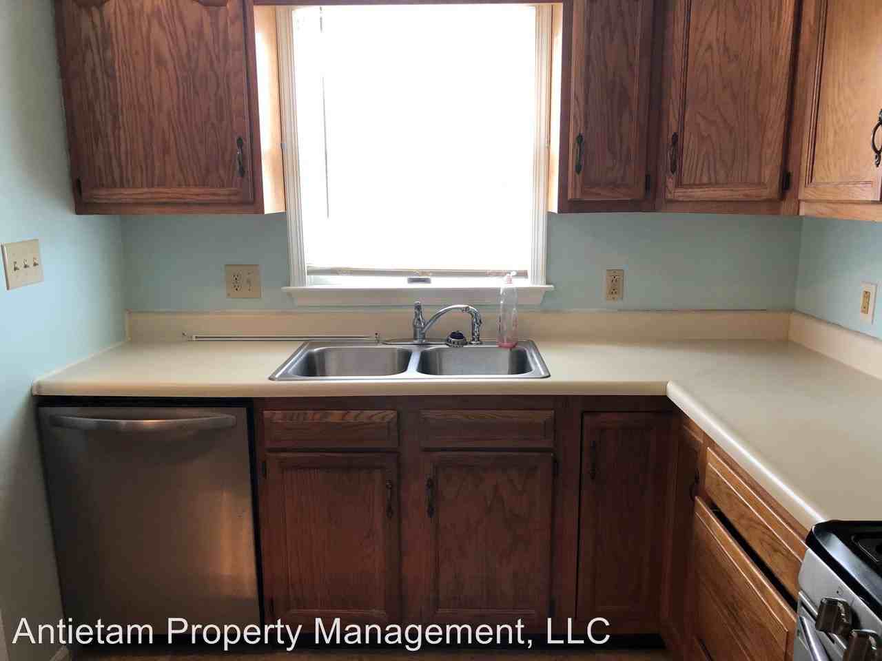 1056 Hampton Cir - Photo 3 of 15