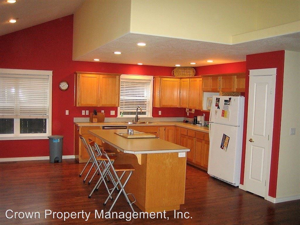 1847 Bentley St E - Photo 2 of 9