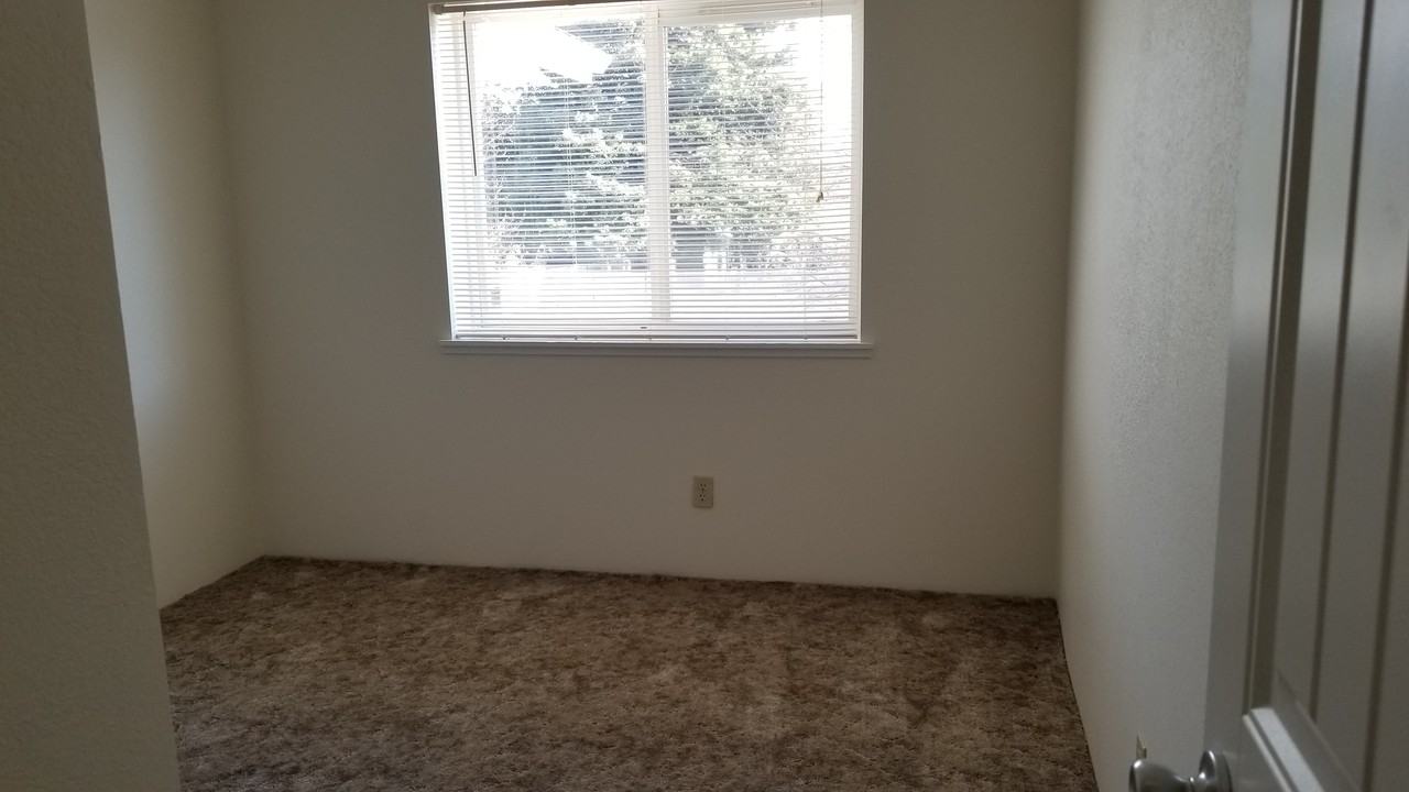 1628 Kellenbeck Ave - Photo 3 of 11