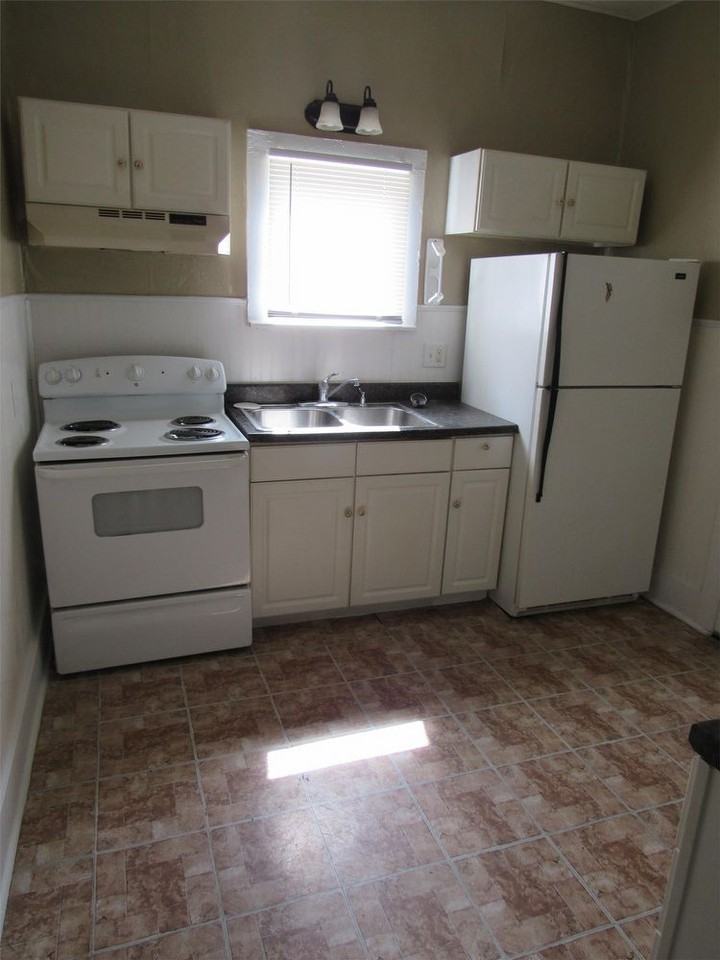 109 W 4th St - Photo 2 of 9