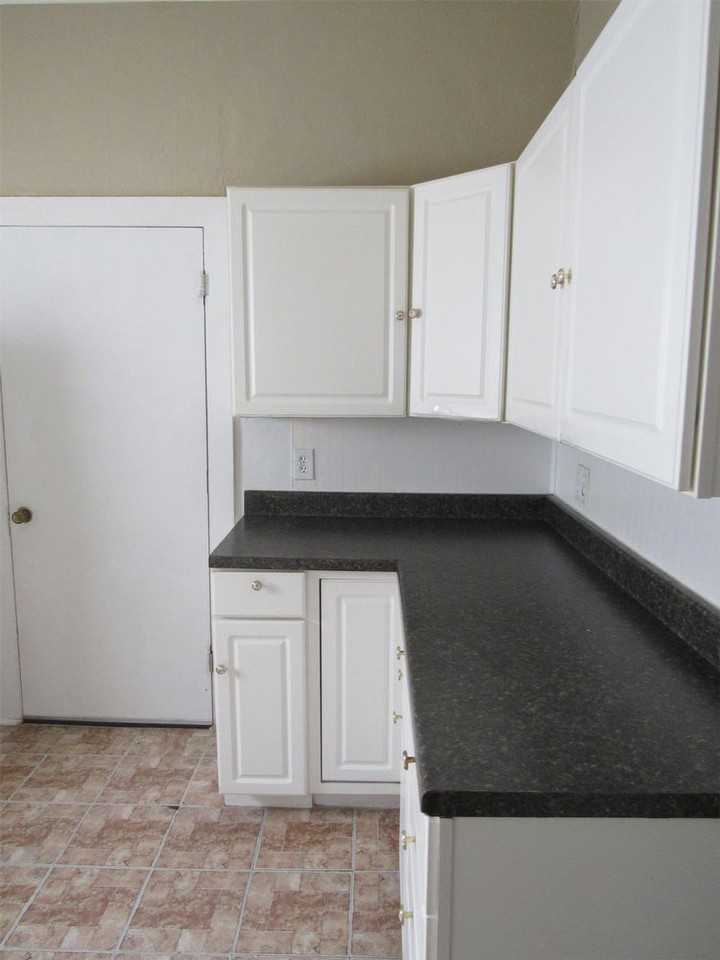 109 W 4th St - Photo 3 of 9