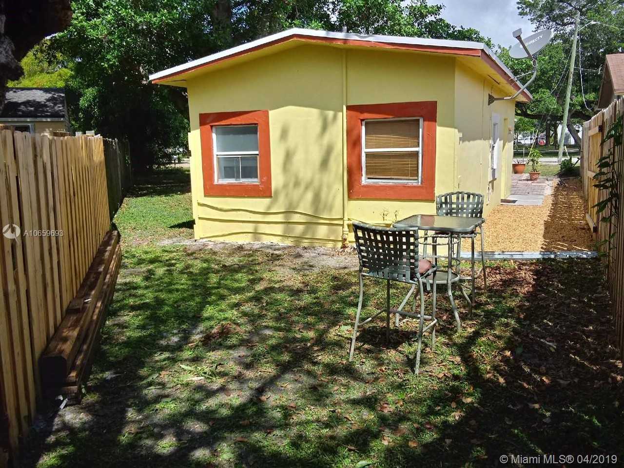 726 Columbus Parkway - Photo 2 of 10