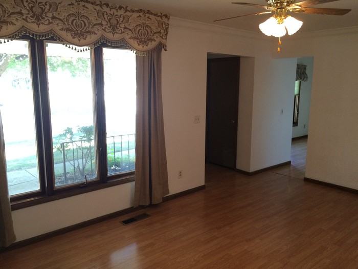 2236 Manhattan Boulevard - Photo 2 of 12