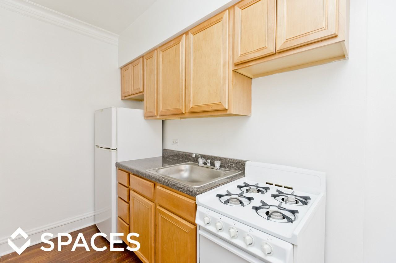 4641 N Paulina St - Photo 2 of 16