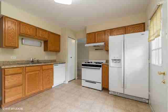 23001 Bruce Dr - Photo 3 of 11