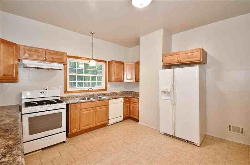 1320 Superior Ave - Photo 2 of 4