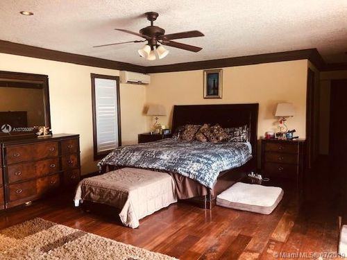 7240 Northwest 10th Place - Photo 3 of 8