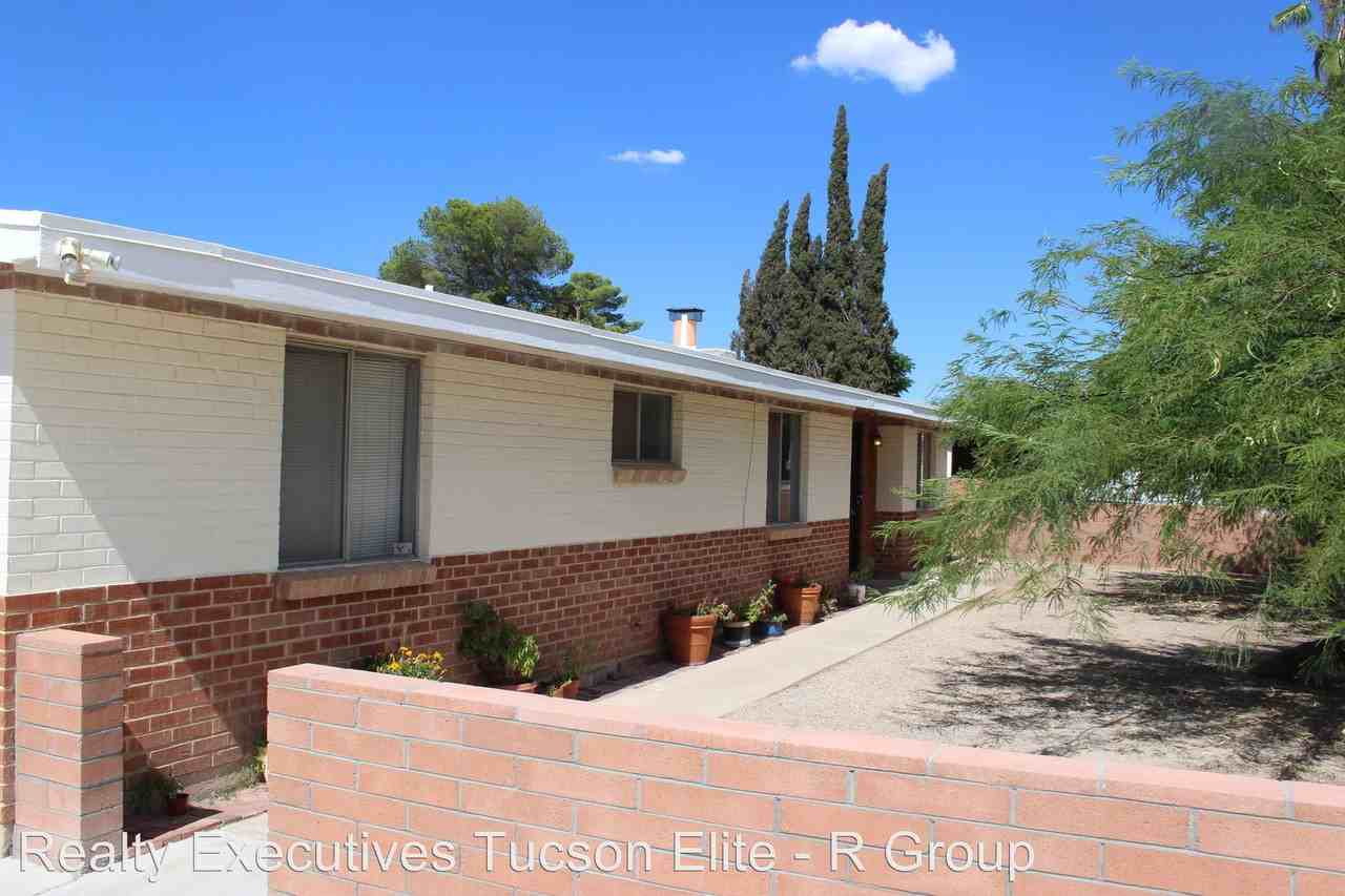 6041 E 18th St - Photo 3 of 13