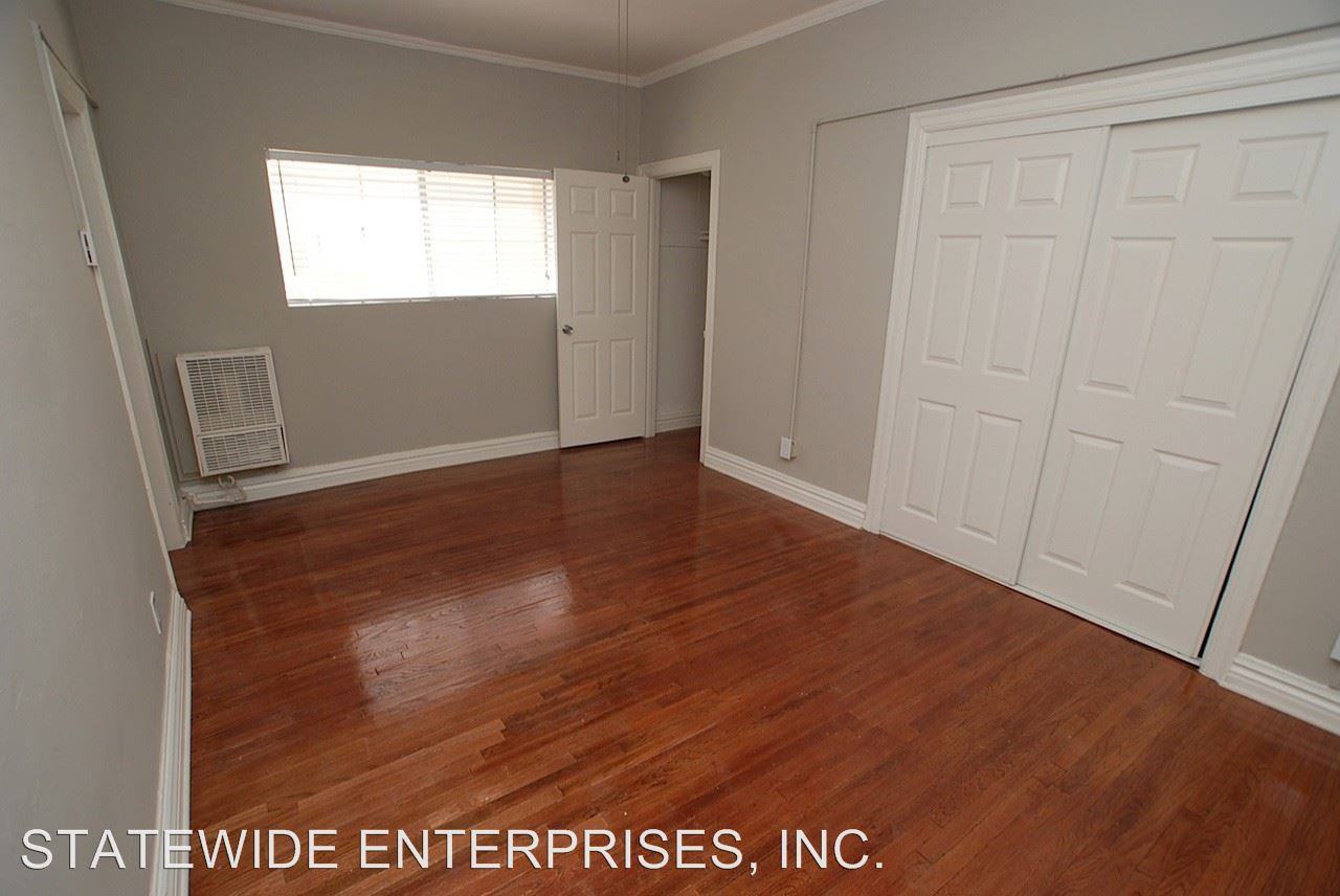 985 S. Oxford Ave - Photo 2 of 9