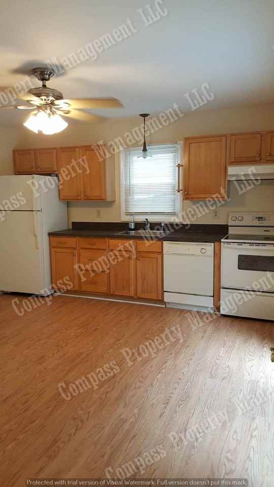 220 Green St - Photo 3 of 15