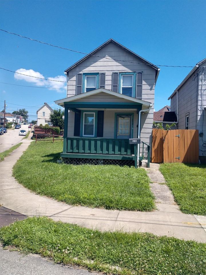 636 1st St - Photo 2 of 9