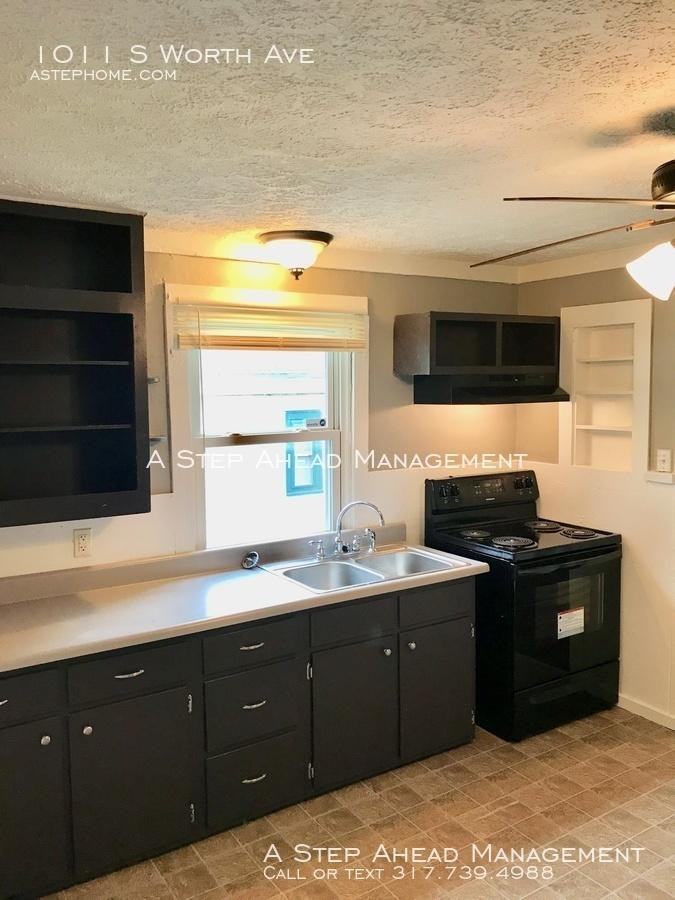 1011 S Worth Ave - Photo 3 of 10