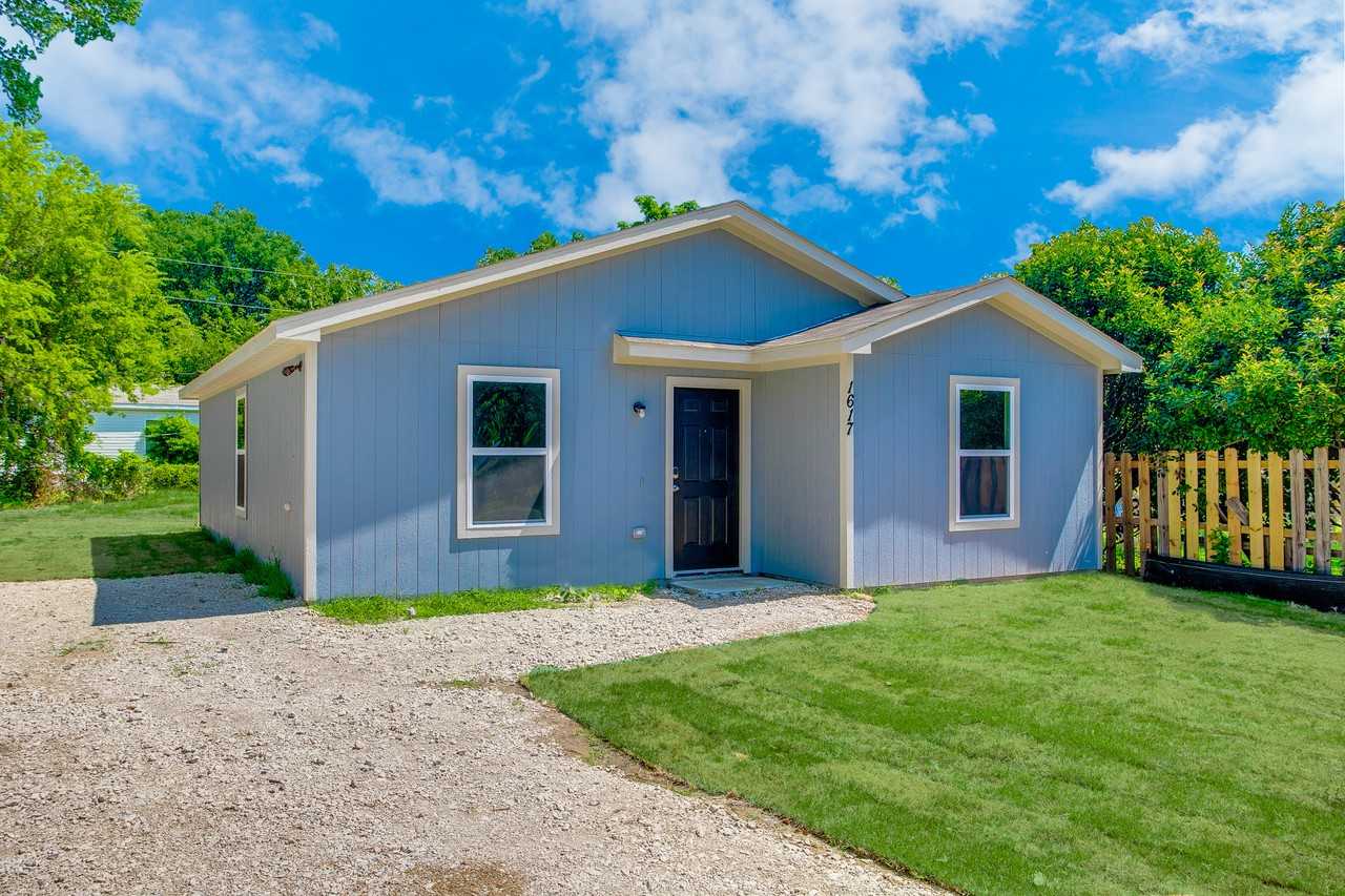 1617 Sandy Ln - Photo 2 of 17