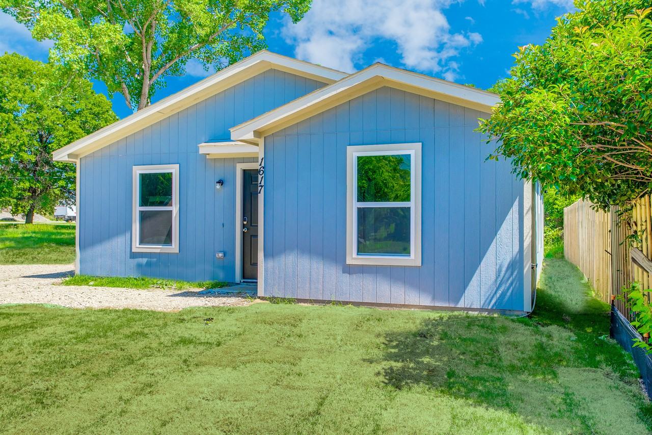 1617 Sandy Ln - Photo 3 of 17