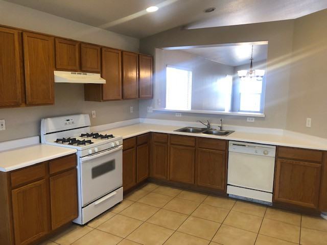 10519 W Reade Ave - Photo 3 of 16