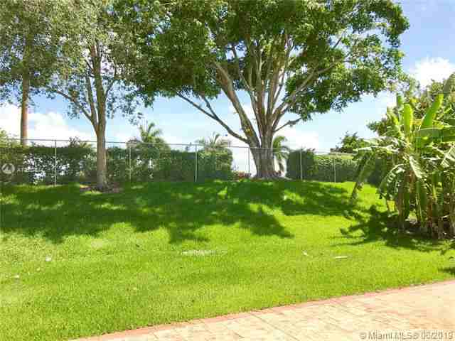 19360 SW 69th St - Photo 2 of 32