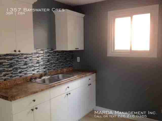 1357 Bayswater Crescent - Photo 3 of 20