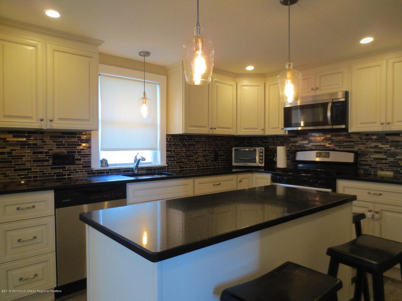 41 Locust St - Photo 3 of 14