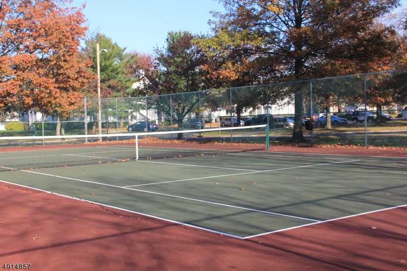 33 Caitlin Ct - Photo 3 of 15