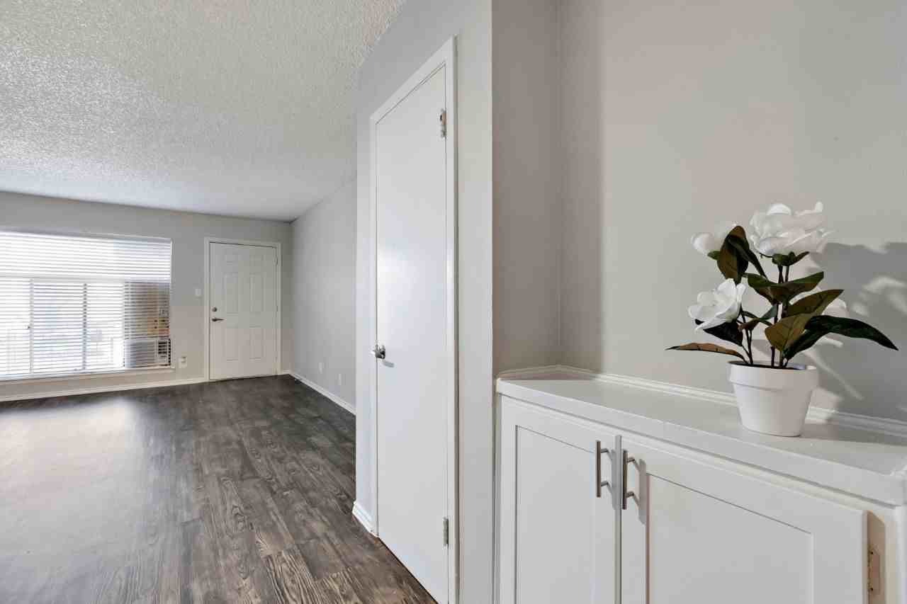 5800 Wellington Dr - Photo 3 of 8