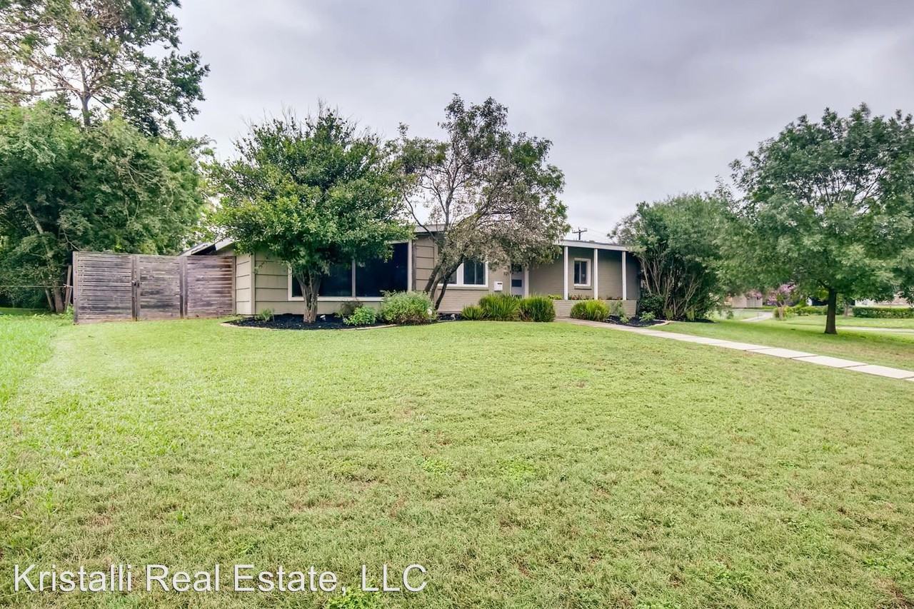 921 Ivy Ln - Photo 3 of 28