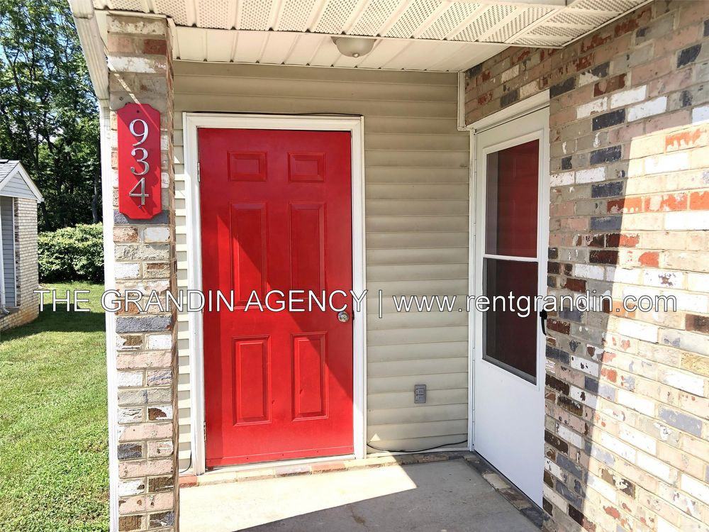 934 Kyle Ave NE - Photo 3 of 40