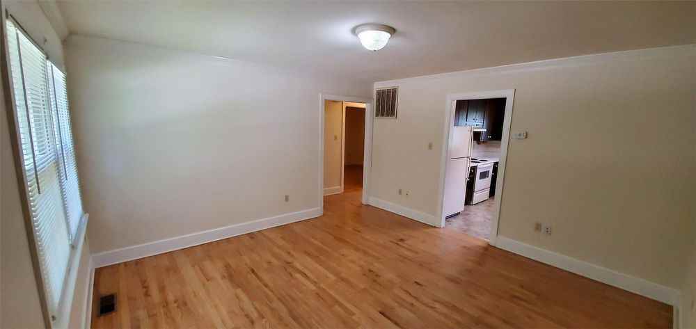 214 W Broaddus Ave - Photo 3 of 16