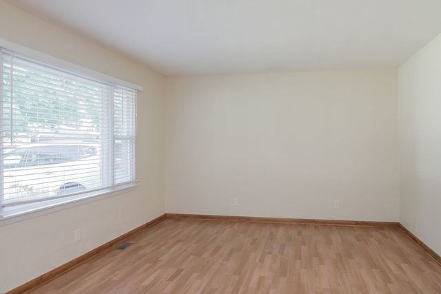 301 Reedwood - Photo 2 of 11