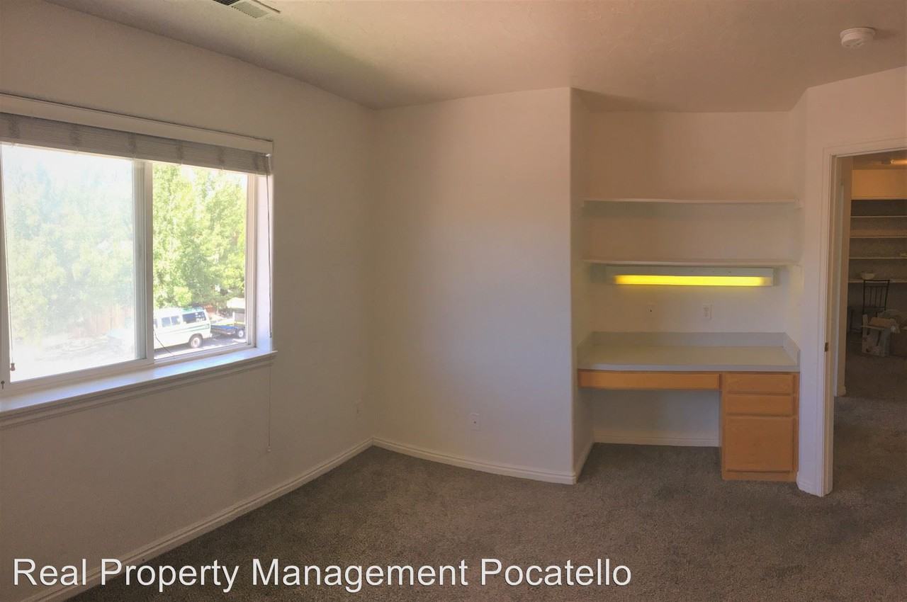 805 S 3rd B - Photo 3 of 3