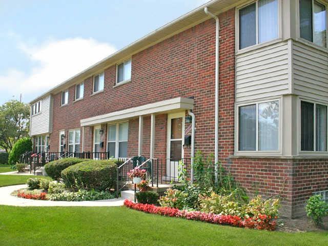 Oak Park Manor - Photo 3 of 5