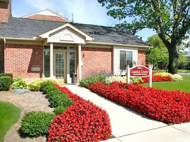 Oak Park Manor - Photo 2 of 5