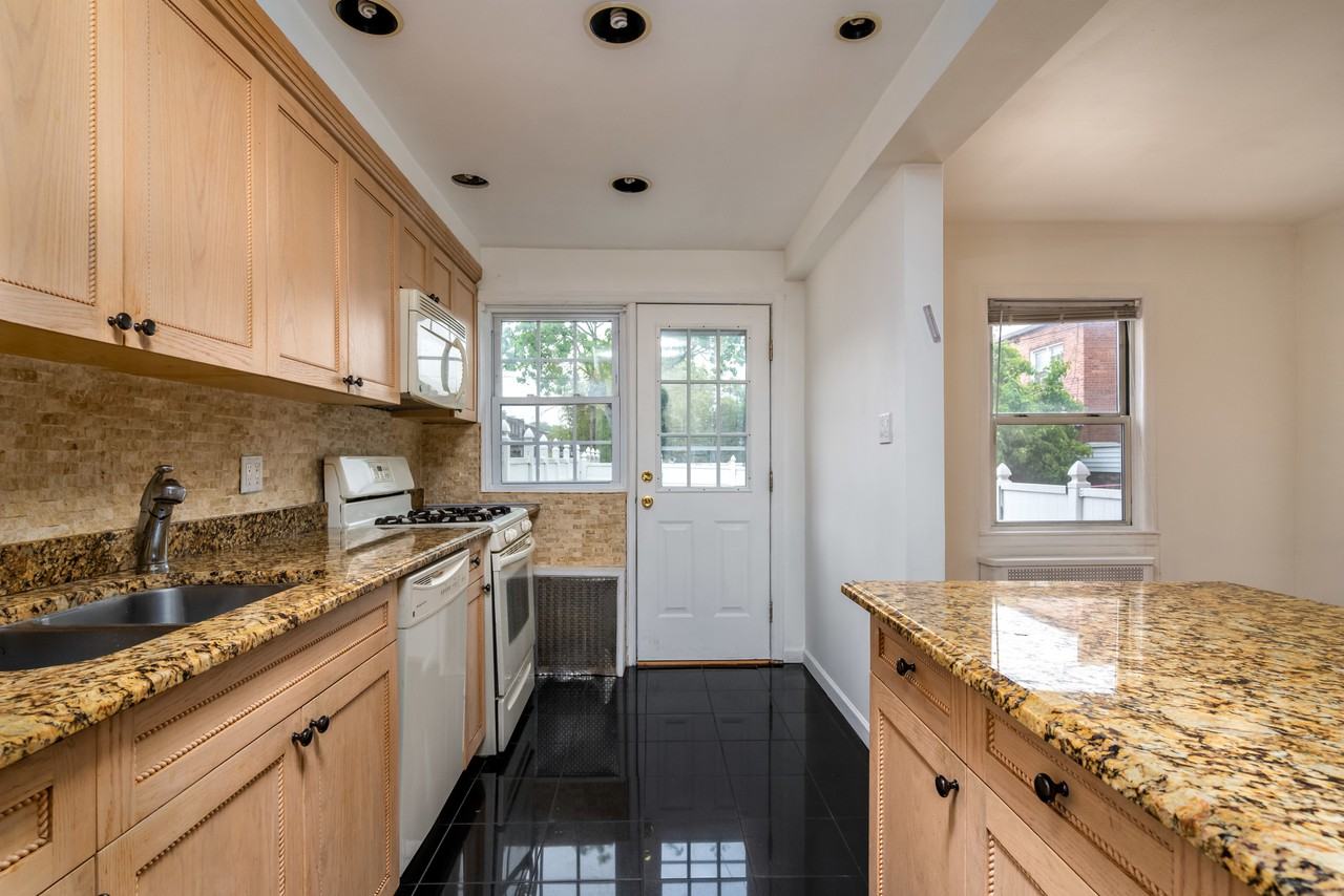 17411 Jewel Ave - Photo 2 of 4