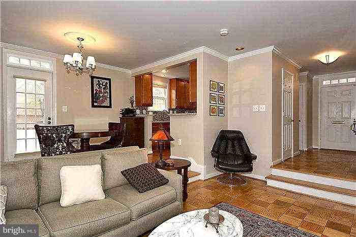 1015 N Pitt St - Photo 3 of 13