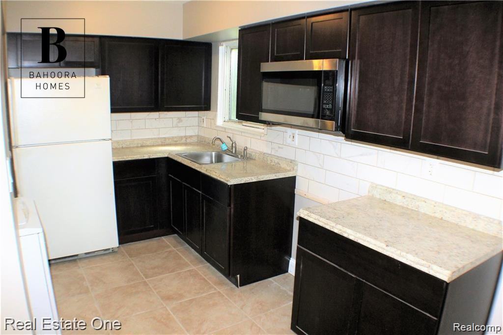 28148 Fairfax St - Photo 3 of 10