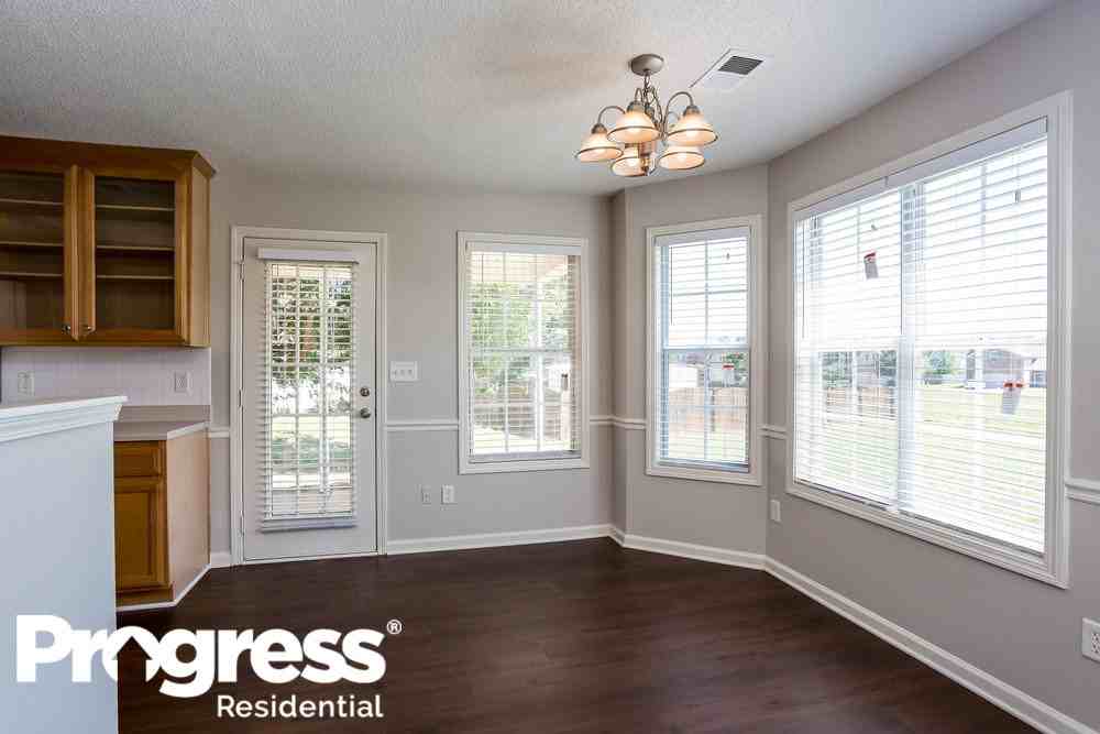 5012 Yankee Doodle Dr - Photo 3 of 18