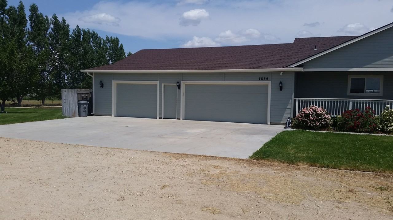 1835 S Hobnobbin Ln - Photo 2 of 17