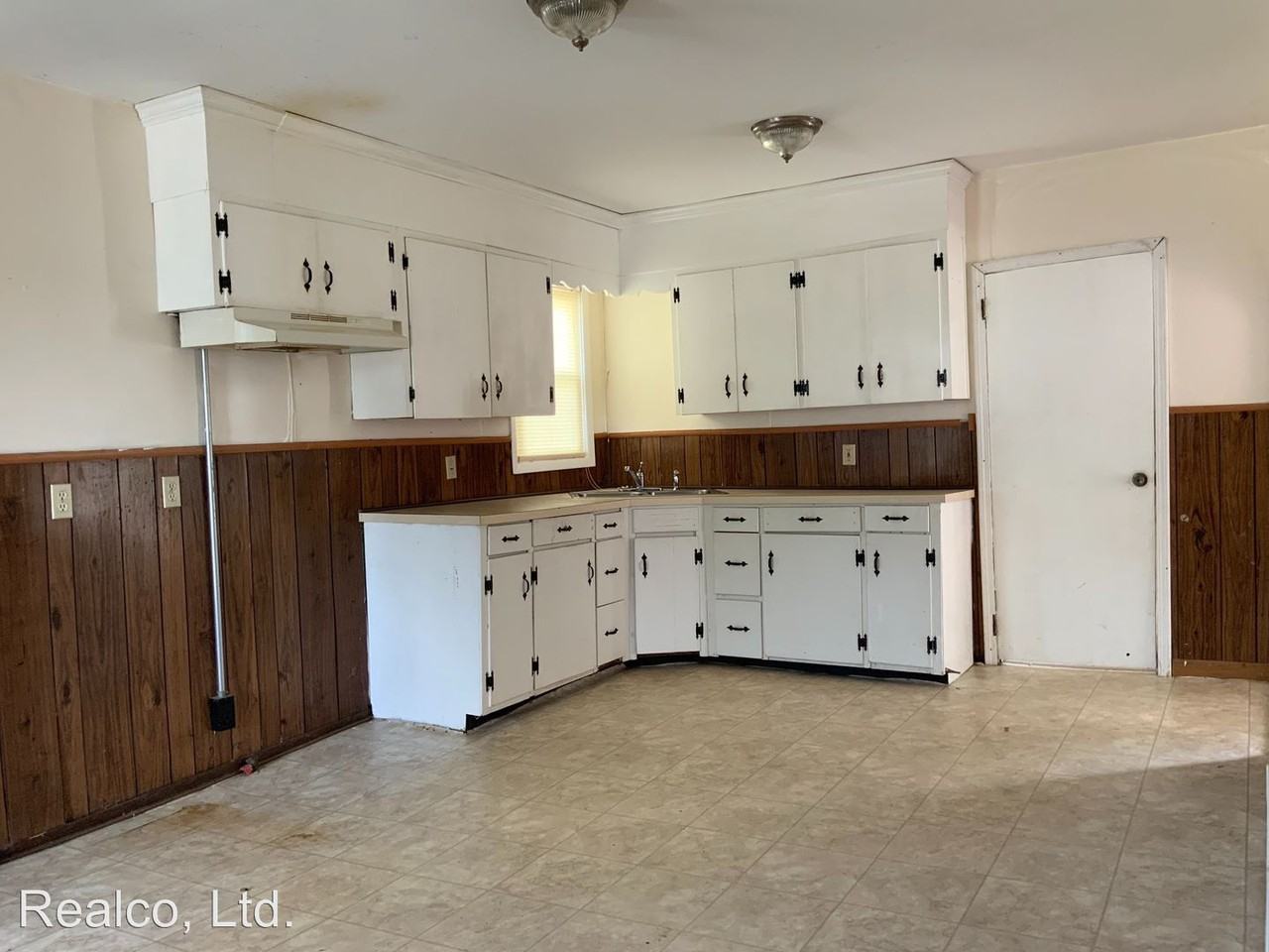 404 Moody Ave - Photo 2 of 10