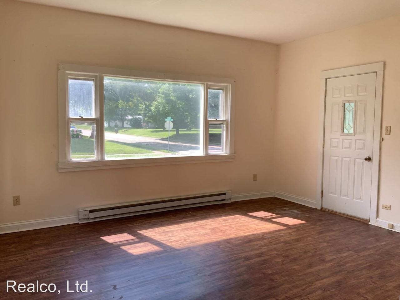 404 Moody Ave - Photo 3 of 10