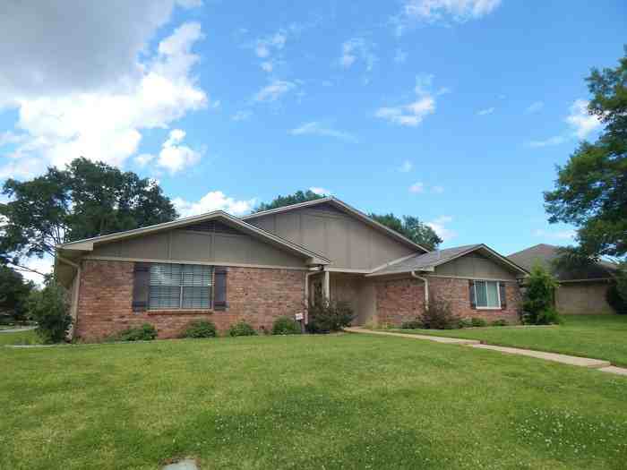 6002 Plantation Drive - Photo 3 of 23