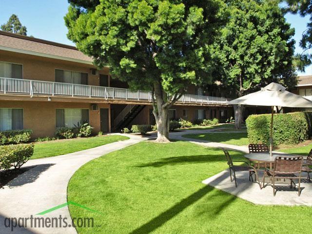 Hampshire Square Apartment Homes - Photo 2 of 15