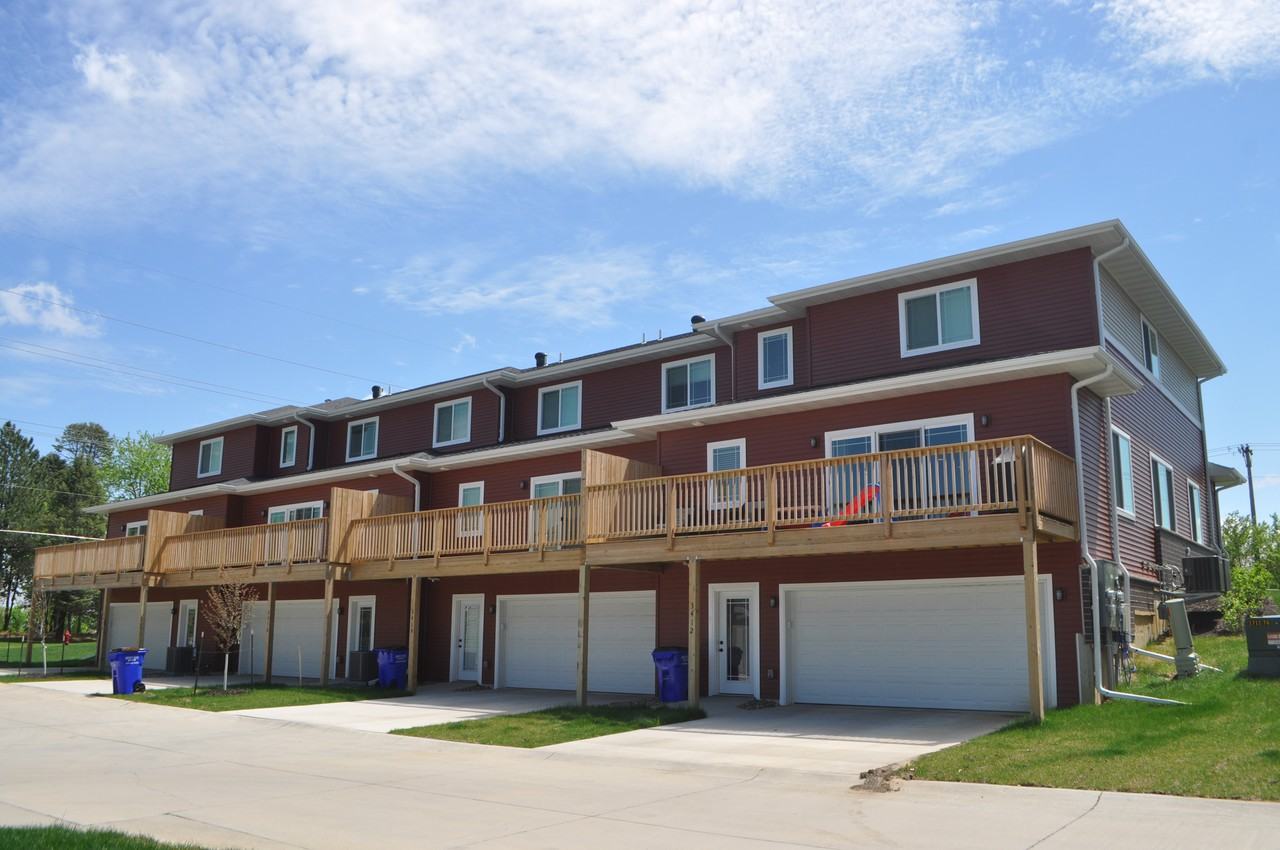 3202 Muscatine Avenue Southeast - Photo 2 of 5