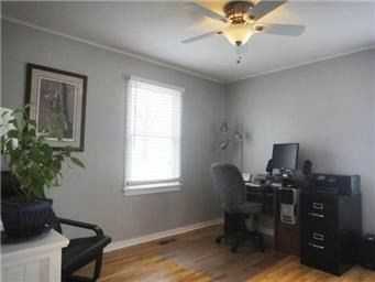 7512 Newton St - Photo 3 of 20